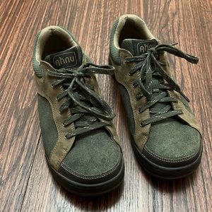 Anhu sneakers size 9